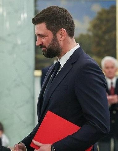 Abstrakcyjna kompozycja symbolizująca połączenie filozofii, zarządzania i dyplomacji poprzez elementy takie jak zazębiające się koła zębate, otwarte księgi i subtelne motywy globu.