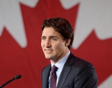 Justin Trudeau w interakcji z ludźmi podczas publicznego wydarzenia w Kanadzie.