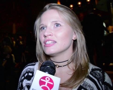 Natalia Rybicka – aktorka w trakcie występu, z intensywnym wyrazem twarzy, podkreślającym jej talent i zaangażowanie w sztukę.