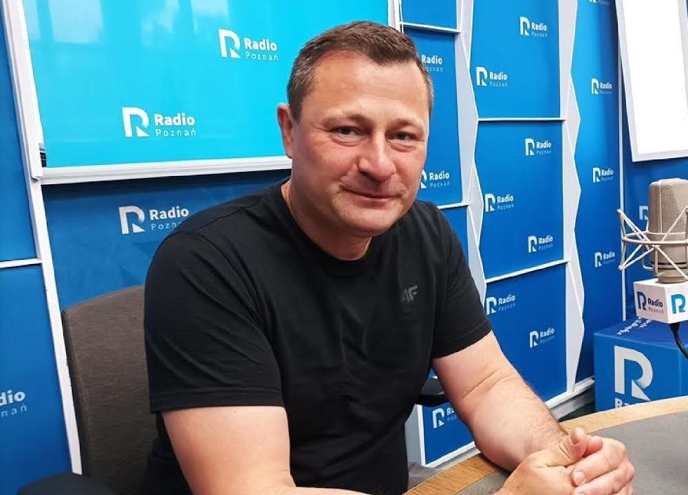 Krzysztof Paszyk podczas wystąpienia publicznego, symbolizującego jego aktywność polityczną.