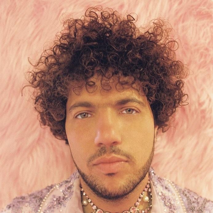 Benny Blanco, producent muzyczny, skupiony przy konsoli mikserskiej w studiu nagraniowym.