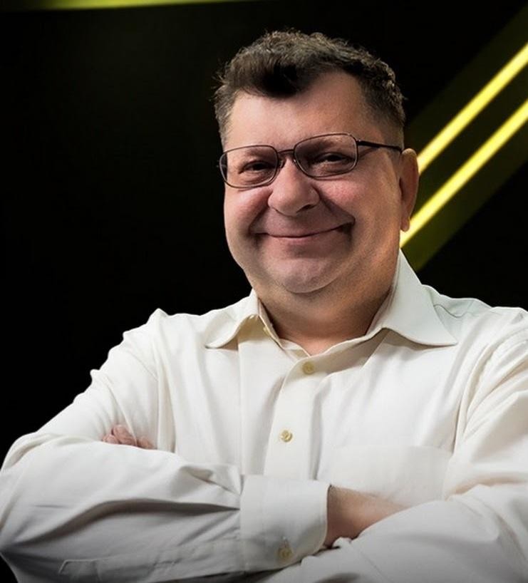 Zbigniew Stonoga podczas publicznego wystąpienia, ukazujący jego zaangażowanie i bezpośredniość w interakcji z otoczeniem.
