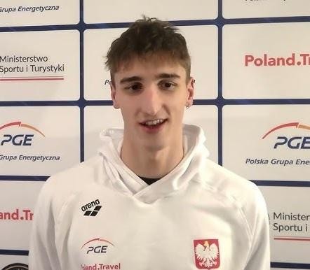 Ksawery Masiuk podczas treningu w basenie, prezentujący swoją atletyczną sylwetkę i determinację.