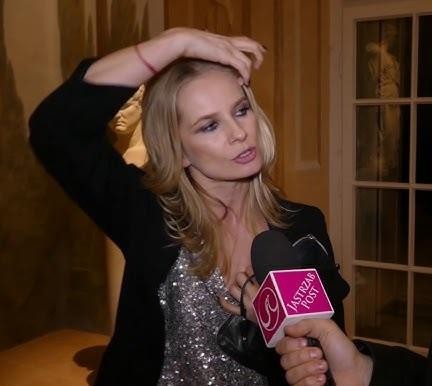 Magdalena Cielecka na scenie teatralnej podczas występu, ukazująca intensywność i ekspresję aktorską.