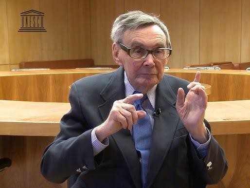 Marian Turski wygłaszający przemówienie podczas obchodów rocznicy wyzwolenia Auschwitz.