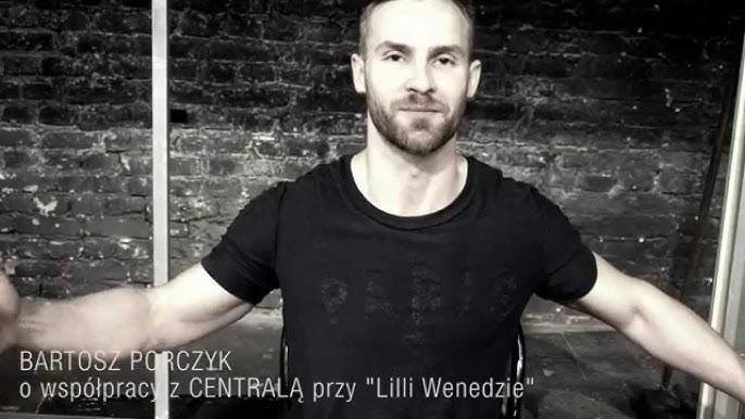 Bartosz Porczyk na scenie teatralnej, w dynamicznej pozie, z intensywnym wyrazem twarzy i dramatycznym oświetleniem, oddający energię występu.