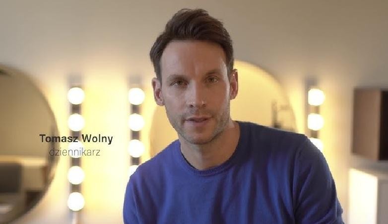 Tomasz Wolny podczas aktywności fizycznej, np. grający w koszykówkę lub uprawiający kitesurfing, symbolizujący jego liczne pasje i aktywne życie prywatne.