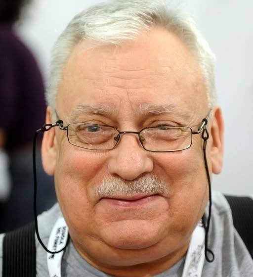 Stos starych książek fantasy, z widocznym tytułem