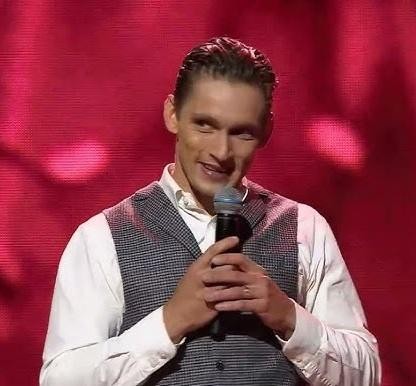Filip Gurłacz z żoną Małgorzatą Patryn-Gurłacz i dwoma synami, Michałem i Józefem, w ciepłym, rodzinnym ujęciu, symbolizującym stabilność i znaczenie życia rodzinnego w jego życiu.