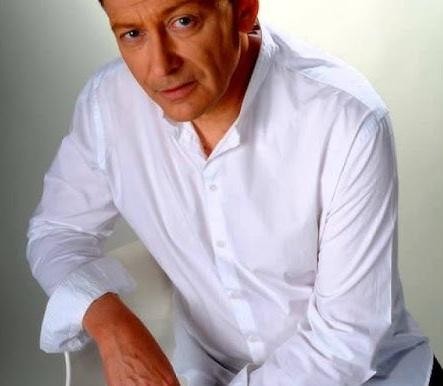 Ekran smartfona wyświetlający profil Jacka Borkowskiego na Instagramie (@jacekborkowskiart) z widocznymi postami o jego twórczości i życiu.