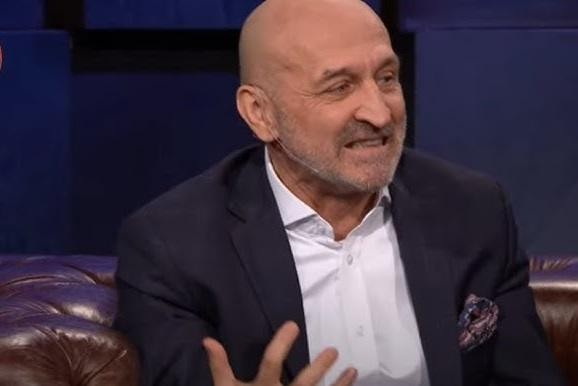 Kazimierz Marcinkiewicz w kontekście prawnym, z subtelnymi symbolami sali sądowej w tle, oddający powagę sytuacji.