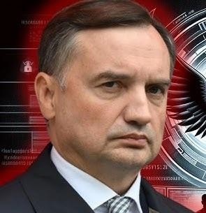 Zbigniew Ziobro przemawiający na tle sali parlamentarnej, z widoczną determinacją i zaangażowaniem w debatę polityczną.