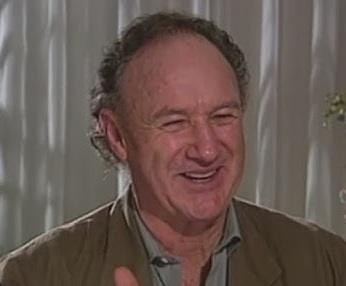 Młody Gene Hackman we wczesnym etapie kariery, ukazujący jego intensywność i początek drogi do sławy.