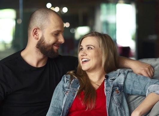 Zamyślony portret Macieja Peli, oddający jego refleksyjny nastrój po osobistych doświadczeniach.