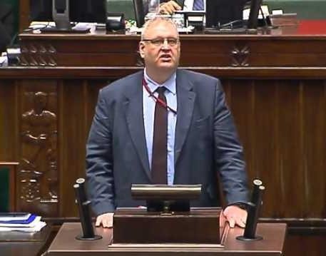 Symboliczne przedstawienie bezkompromisowego stylu zarządzania Bogdana Romana Święczkowskiego, nawiązujące do jego przydomka „Godzilla”.