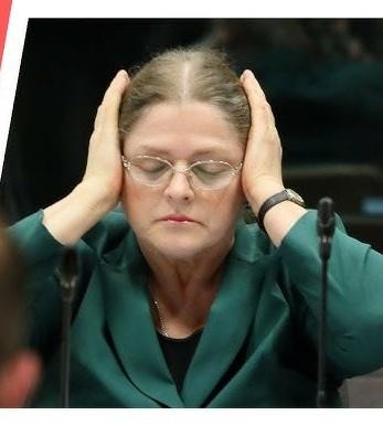 Krystyna Pawłowicz podczas wystąpienia publicznego lub debaty parlamentarnej, z charakterystyczną dla niej ekspresją i gestykulacją.