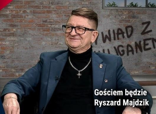 Przeszukanie domu działacza opozycji antykomunistycznej, symbolizujące represje władz PRL.