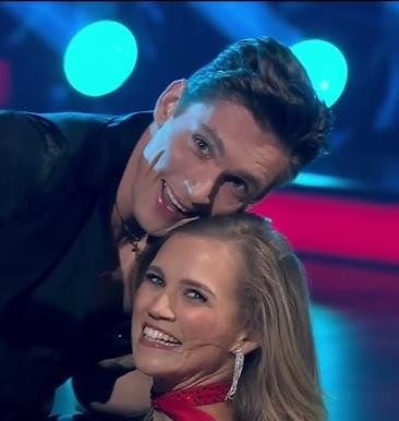 Agnieszka Kaczorowska z córkami, Emilią i Gabrielą, w radosnej, rodzinnej chwili, symbolizującej ciepło i bliskość.