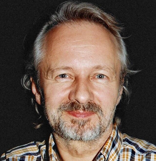 Krzysztof Stroiński w scenie filmowej, ukazującej jego charakterystyczną rolę i emocjonalną grę aktorską.