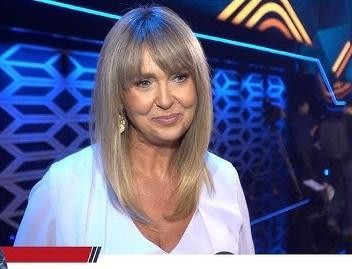 Ewa Wachowicz z pasją przygotowująca dane w eleganckiej kuchni, podkreślająca jej zaangażowanie w kulinaria.