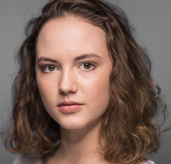 Martyna Byczkowska na planie filmowym, uchwycona w naturalnej chwili, odzwierciedlającej jej zaangażowanie w pracę aktorską.