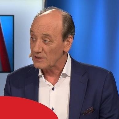 Kolaż przedstawiający Dariusza Szpakowskiego w boksie komentatorskim, z elementami graficznymi symbolizującymi najważniejsze wydarzenia sportowe, które komentował, takie jak Mistrzostwa Świata w piłce nożnej i Igrzyska Olimpijskie.