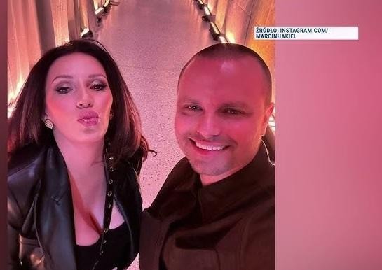 Marcin Hakiel uśmiechnięty, w naturalnej pozie, symbolizującej jego autentyczność w mediach społecznościowych.