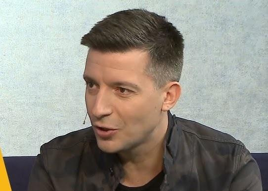 Michał Cessanis w scenerii podróżniczej, w interakcji z kulturą lub naturą.