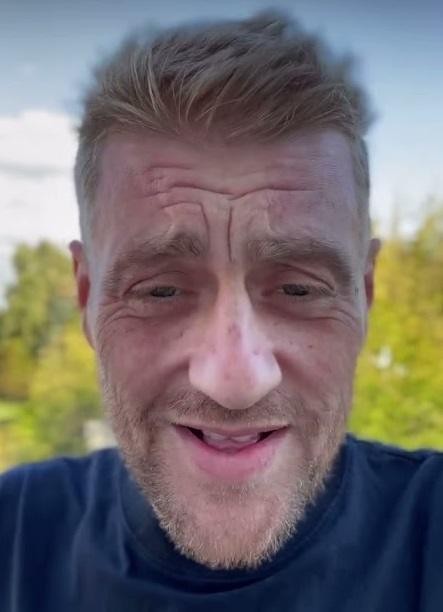 Tomasz Jakubiak zamyślony, symbolizujący walkę z chorobą.