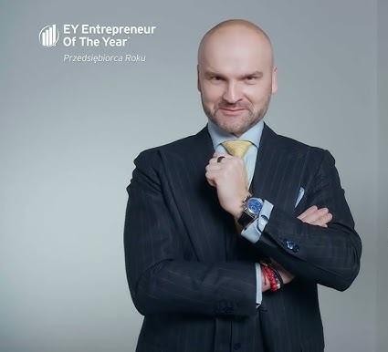 Rafał Brzoska podczas uprawiania sportów ekstremalnych, ukazujący jego pasję do adrenaliny i lotnictwa.