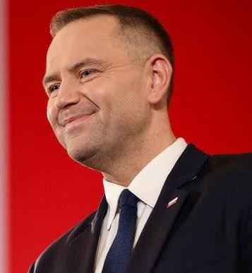 Widok na Muzeum II Wojny Światowej w Gdańsku, symbolizujący zaangażowanie Karola Nawrockiego w upamiętnianie historii.
