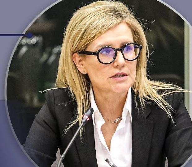 Ewa Wrzosek, polska prokurator, z determinacją spoglądająca w przyszłość, symbolizująca niezłomność w walce o praworządność.