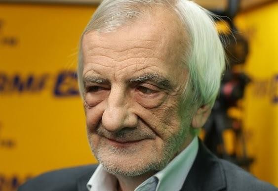 Stara, sepiowa mapa Krakowa z subtelnym podświetleniem historycznych miejsc i okolic uniwersytetu, z delikatnym, niemalże przezroczystym obrazem młodej postaci studenta, symbolizująca lata formacyjne Ryszarda Terleckiego.