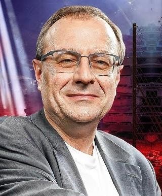 Antoni Dudek podczas wystąpienia publicznego, z pasją opowiadający o historii i polityce.