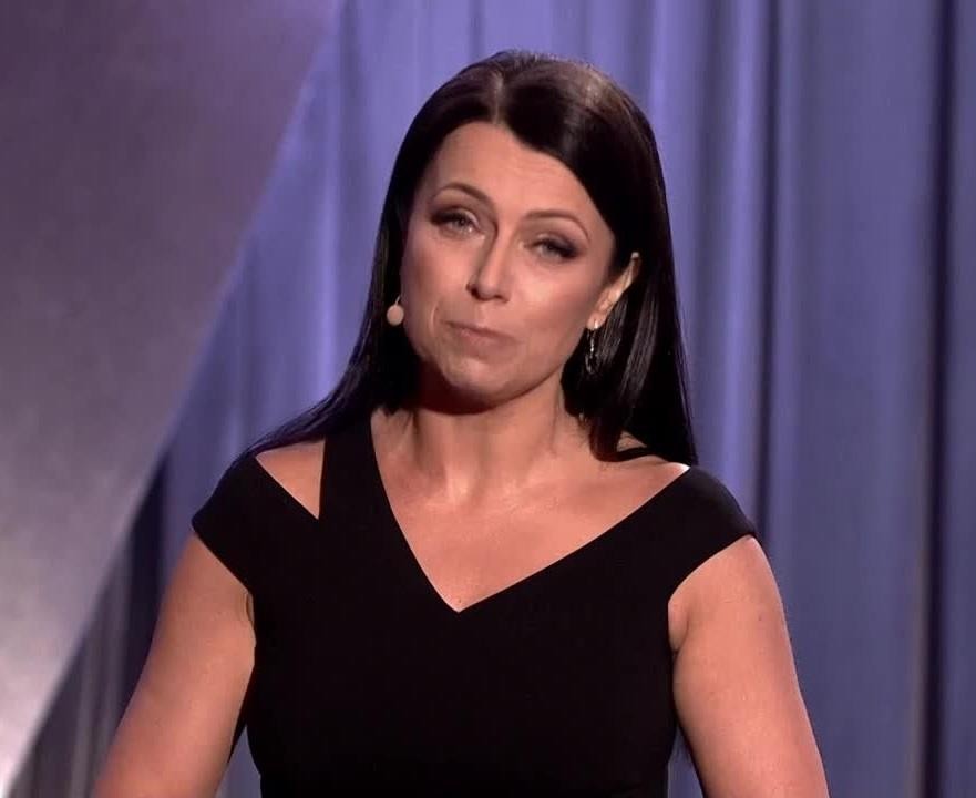 Adrianna Borek, aktorka kabaretowa, uśmiechnięta w swobodnej, naturalnej pozie, poza sceną.