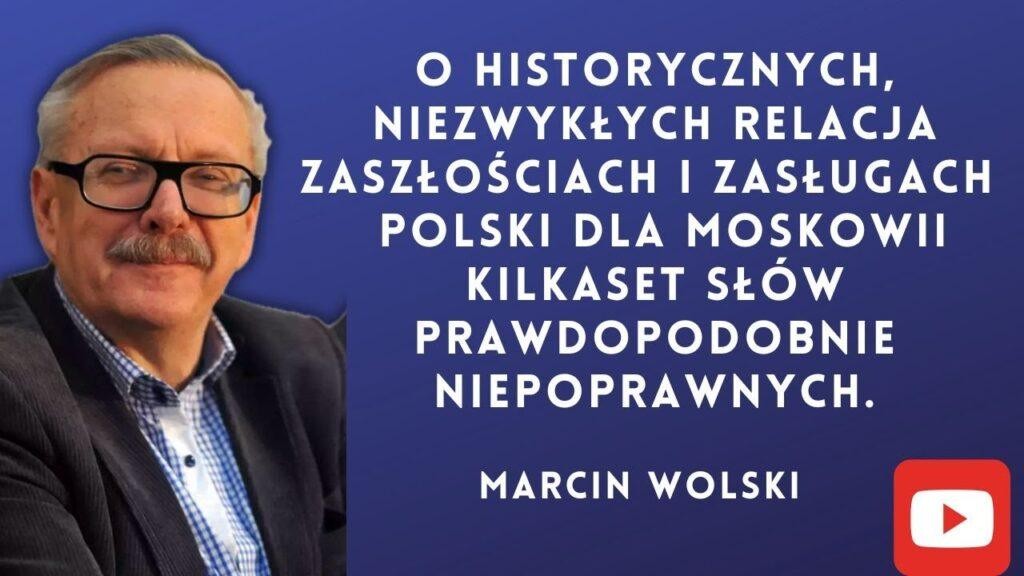 Kolaż graficzny ilustrujący ciekawostki z życia Marcina Wolskiego, zawierający elementy nawiązujące do jego twórczości literackiej, podróży, satyry radiowej i publicystyki.