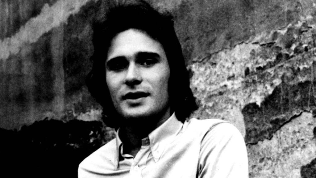 Zespół muzyczny w stylu lat 70., grający na instrumentach, odzwierciedlający estetykę epoki folk rocka i soft rocka.