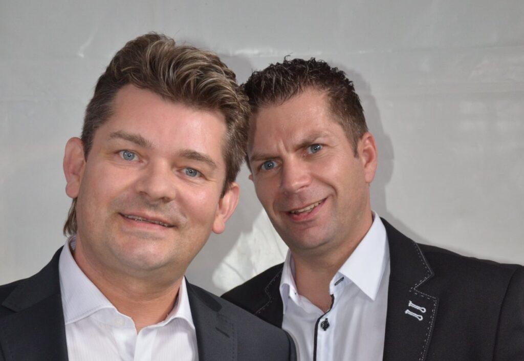 Ryszard Warot, muzyk zespołu Akcent, grający na klawiszach podczas energicznego występu na scenie disco polo.