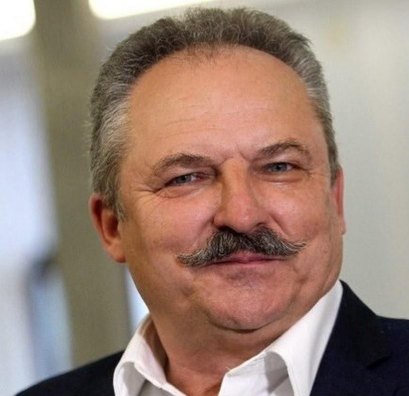 Grafika przedstawiająca Marka Jakubiaka w podwójnej roli: jako polityka w otoczeniu parlamentarnym i jako przedsiębiorcę z elementami browarniczymi, symbolizująca jego wszechstronną działalność.