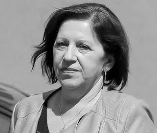 Barbara Skrzypek w ujęciu symbolizującym jej dyskretną, lecz kluczową rolę w polskiej polityce, z powagą i spokojem.