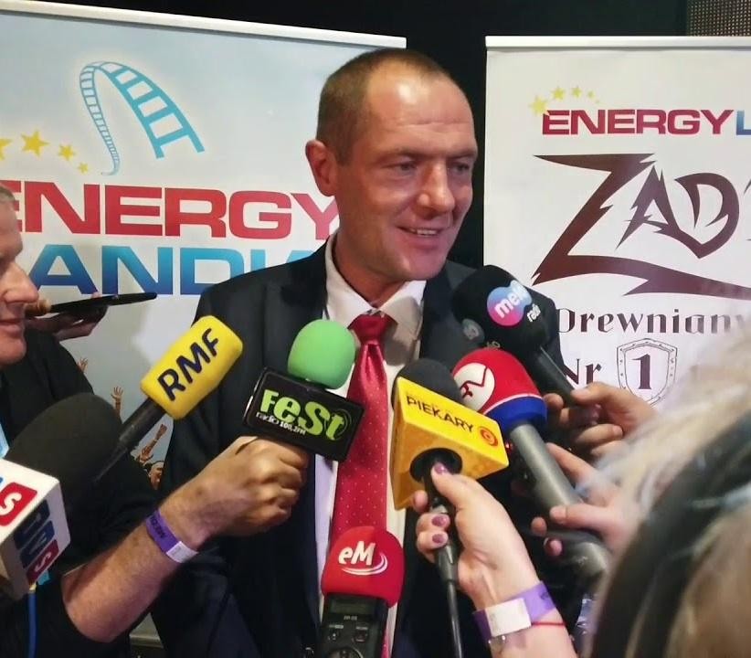 Samochód rajdowy SSV Energylandia Rally Team pędzący przez pustynię, unoszący tumany kurzu podczas rajdu terenowego.