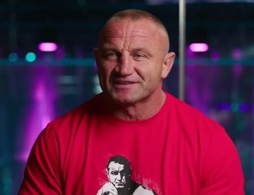 Mariusz Pudzianowski, zbliżenie na twarz, zdeterminowany wyraz.
