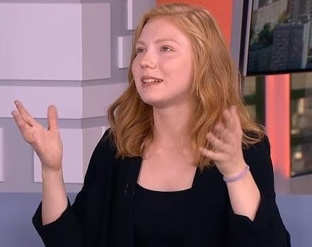 Edyta Torhan na scenie teatralnej, ukazująca intensywność i ekspresję aktorską.