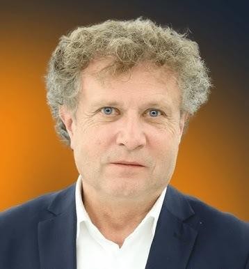 Jacek Karnowski podczas uprawiania sportów wodnych, żeglujący na tle morza, symbolizujący jego pasje i zaangażowanie w sopocki WOPR.
