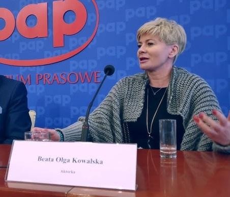Beata Olga Kowalska podczas występu scenicznego, ukazująca jej charyzmę i energię aktorską.