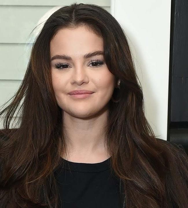 Naturalny portret Seleny Gomez, promujący autentyczność i zdrowie psychiczne, w tle subtelne nawiązania do jej działalności.