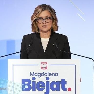 Magdalena Biejat podczas spotkania z mieszkańcami na warszawskiej Pradze, symbolizujące jej zaangażowanie lokalne i bliskość z wyborcami.