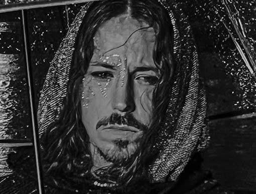 Zbliżenie na dynamiczny portret Michała Szpaka w trakcie występu, z jego charakterystycznymi długimi włosami i intensywnym spojrzeniem, na tle rozmytych świateł scenicznych.