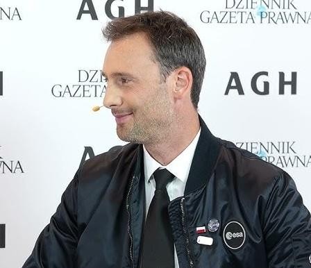 Sławosz Uznański podczas intensywnego treningu astronautycznego, otoczony zaawansowanym sprzętem laboratoryjnym, symbolizującym jego przygotowania do misji kosmicznej.