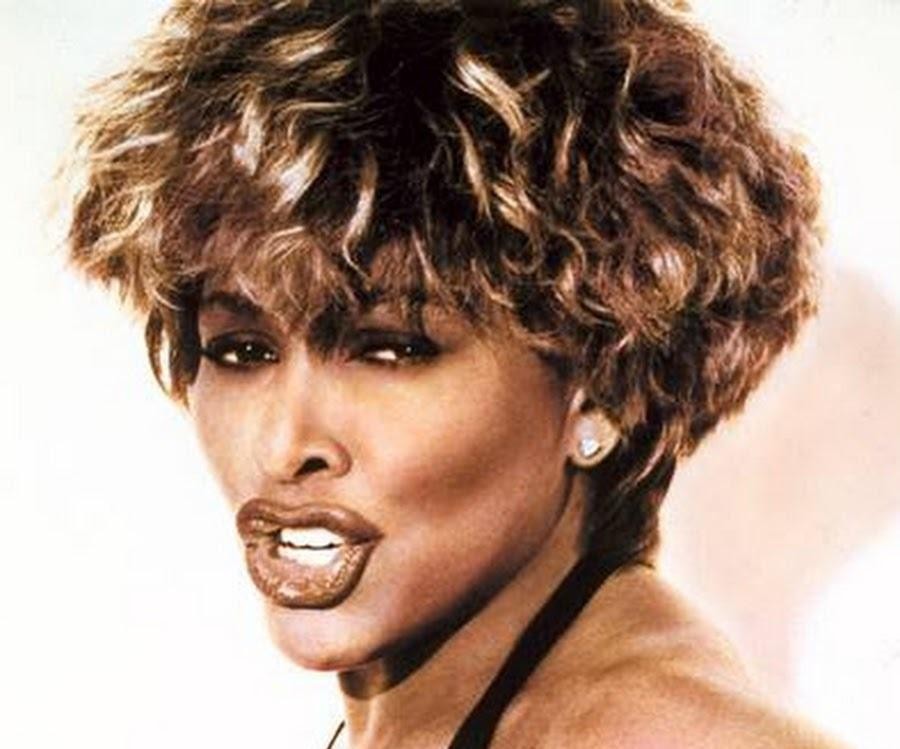 Tina Turner u szczytu sławy, z charakterystyczną fryzurą i pewnym uśmiechem, symbolizująca sukces albumu